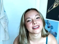 горячая молоденькая любительница на приватном шоу мастурбирует дилдо