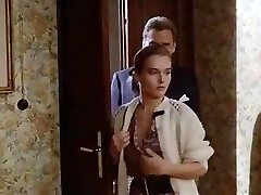 милая блондинка целуется со своим красивым соседом по комнате