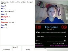 Niedliche brunette Mädchen spielt sex-Spiel auf omegle