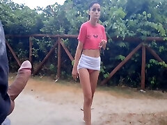 branlette risquée pour une femme qui est passée en public!