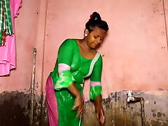 секси деревня бхаби принимает открытую ванну.     