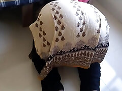 мачеха дези застревает, подметая под кроватью, когда пасынок трахает ее и кончает в ее большую задницу - семейный секс