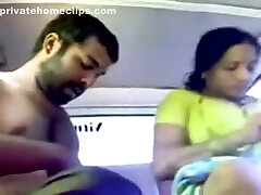 Marathi Bhabhi Stöhnen & Spritzt in Auto