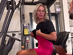 horny granny q laura veut se faire baiser par un étranger chanceux