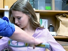 shoplyfter-cute teen beim stehlen erwischt vibratoren