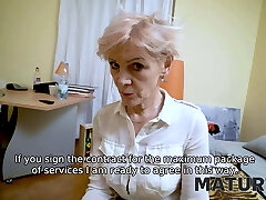 mature4k. das beste geschenk einer reifen frau ist die chance, ihre muschi zu nageln