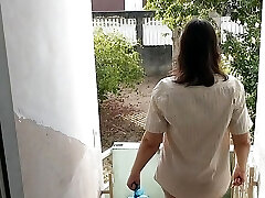 ehefrau's cuckold geht ohne höschen im freien spazieren
