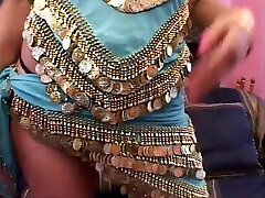 индианка встает на колени и сосет большой член