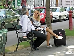 пышная белокурая стюардесса получает жесткий трах от чувака постарше