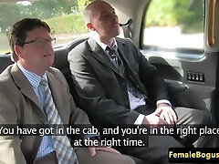 Bigtit Reife cabbie spitroasted im taxi