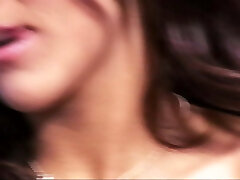 perfetto bodied ragazza bends oltre e prende questo cazzo da dietro