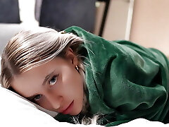 делил постель со сводной сестрой на каникулах. она испугалась и получила сперму на свои трусики