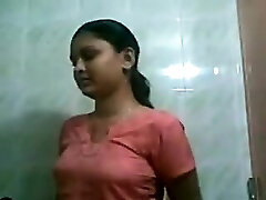 Punjabi mujer de su hogar equipado y la agarró de la bañera