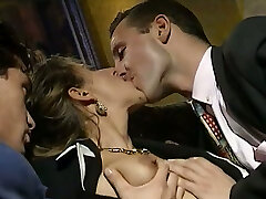 испепеляюще горячая молодая грудастая сучка обожает жесткий анальный секс втроем