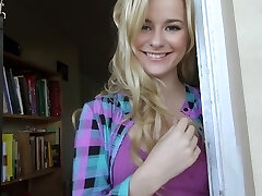 blondes babe mit einem tollen körper, das einen atemberaubenden doggystyle-fick genießt