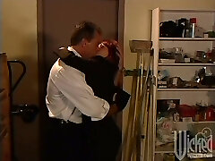 рыжая катя кассин трахает своего коллегу и получает массаж лица