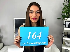 guss mädchen born bis saugen hahn