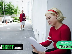 красивая блондинка-подросток-ведьма накладывает заклятие на своего парня и получает горячую сперму в свою киску