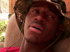 blondine wird von schwarzem schwanz auf farm hart gefickt