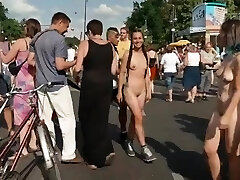 daisy y su amiga caminan desnudas por la calle