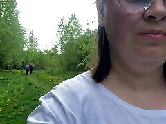 сверкающие сиськи. большие натуральные сиськи на открытом воздухе