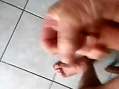 je jouis sur mes pieds