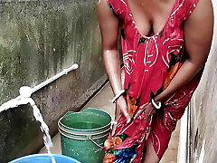 wife ko chuda jab vo bahar balkani me nha rhi rhi, hindi HD porno video sex