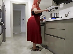 My thick-ass stepmother hardened my dick with her skirt.
