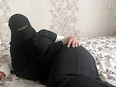 Syrian milf in hijab masturbates furry pussy to orgasm