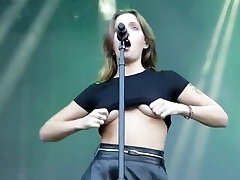 Tove Lo - Boobs Flash (standard speed and slow motion)