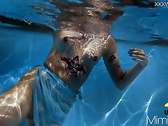 Finnish blonde tattooed pornstar Mimi underwater
