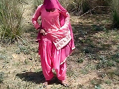 spouse wife Jungle ghumne Gaya Patni ko Jameen per Leta kar sabse badhiya chudai Kiya