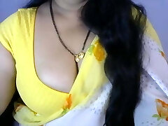 Indian stunner in saree reveals her big tits