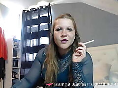 Vends-ta-culotte - Humiliation par dominatrice franç_aise pour domination financiè_re, elle fume une ciggie et te remet en lace en te demandant de raquer, cash gimp - Maî_tresse AnnaFalcone