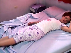 Jiggly Andrea masturbates before bedtime