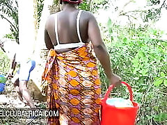 Ebony housewife wants a quickie instead of washing