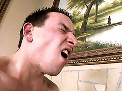 Kleinwuechsige Cougar im Koffer ins Hotel geschmuggelt um zu ficken