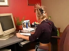 extremekream sprays in office