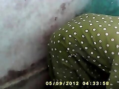 Wise Southindian Aunty's BIGBOOBS expose while bathing