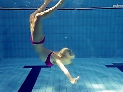 Hot Elena flashes what she can do under water