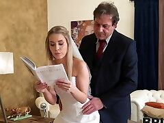 Newly wedded bride Lucky Bee likes while riding her lover