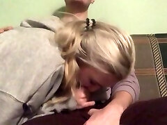 Милашка сосёт прямо в гримёрке во время концерта