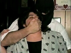 लाल रंग में महिला