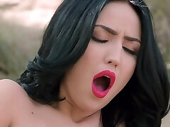 Brunette model Jade Baker loves to have fun solo while in the outdoors