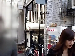 把一个无家可归的老人从街上带走