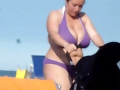 Candid MILF Big Busty Beach Cleavage