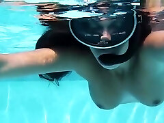 diana kalgotkina se diluant sous l'eau