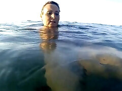 luna suce son embout buccal sous l'eau avant de se faire baiser