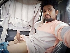 我把车停在路上，我非常高兴地摇晃着我的阴茎