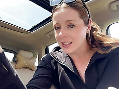 手淫与一个粉红色的假阳具在我的车后座